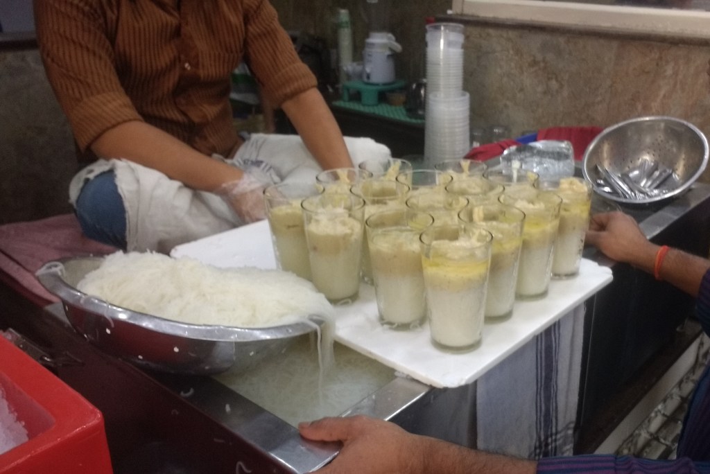 Rabdi faluda in making